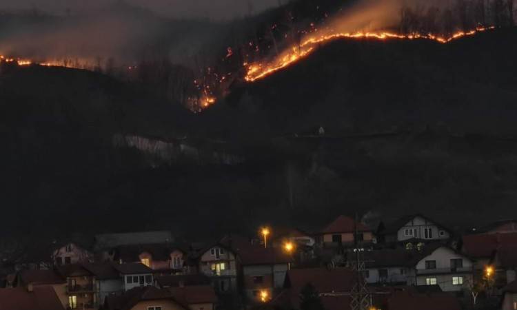  Ponovo gori šuma iznad Tuzle, u pomoć stigli vatrogasci iz okolnih opština 