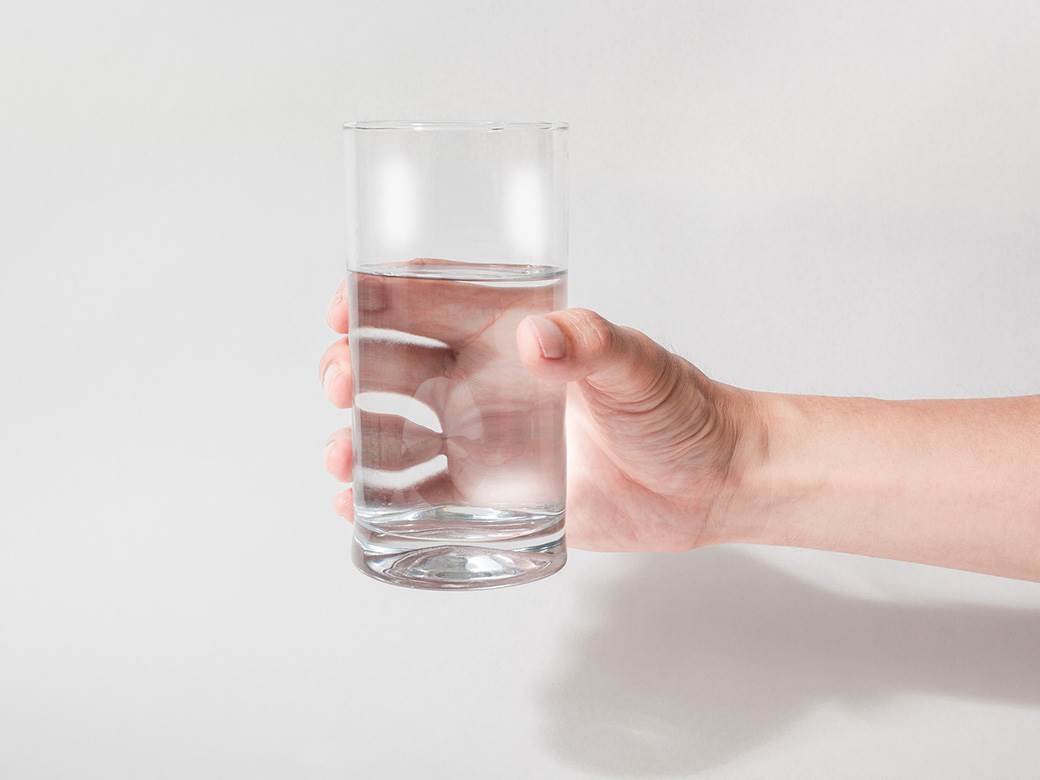  Ujutru svi pijemo vodu, a uveče? Evo šta se dešava ako pred spavanje popijete čašu vode! 
