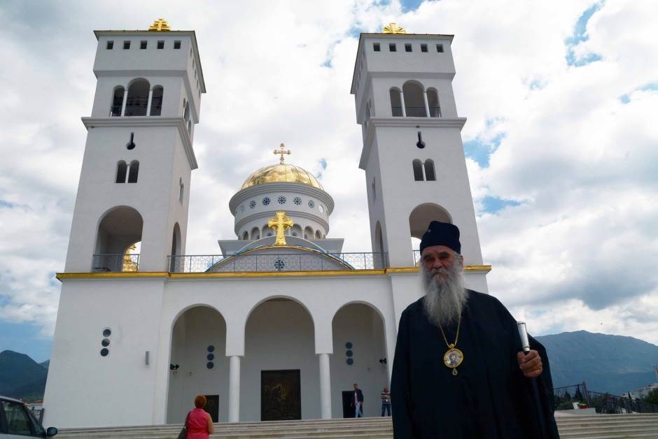  "KAD SE VOJSKA NA KOSOVO VRATI..." Mitropolit Amfilohije uzeo mikrofon, pa zapevao na slavi (VIDEO) 