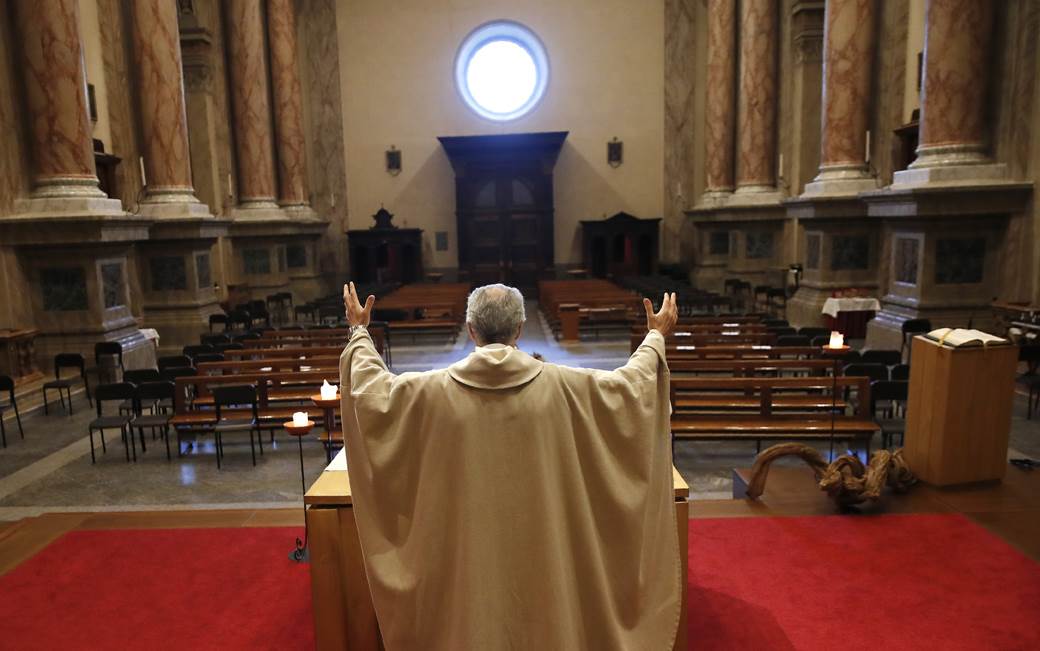  Sveštenici iz Zadra hit na Fejsu: Svađa za oltarom, pale i pretnje 