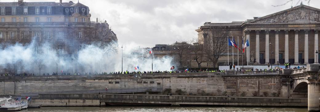  Neredi u Parizu: Vatrometom na policiju zbog pogibije mladića (VIDEO) 