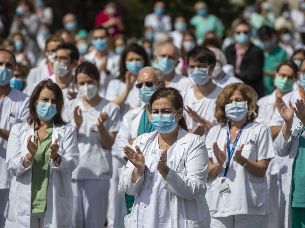  FOTO: Španski lekari izašli na ulicu - suze i aplauz za heroja! 