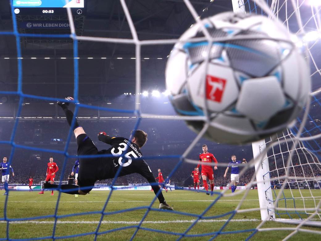  Bundesliga: Slavlje golova samo laktovima i nogama 