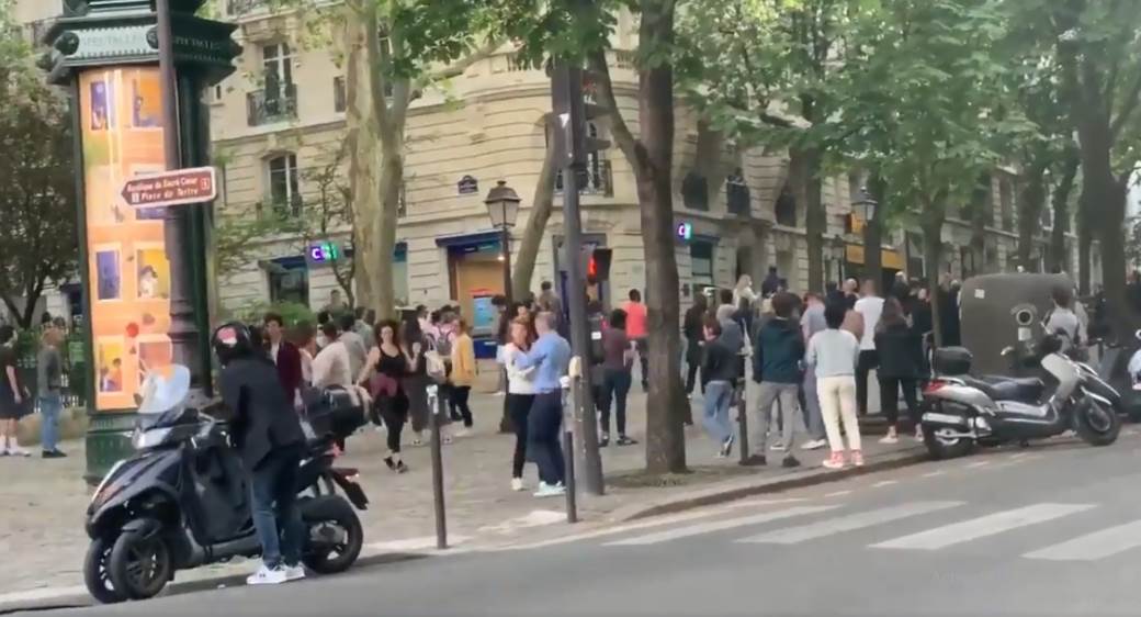  Hteo da napravi lep gest, izazvao suprotno:Parižani plesali na ulici! VIDEO 