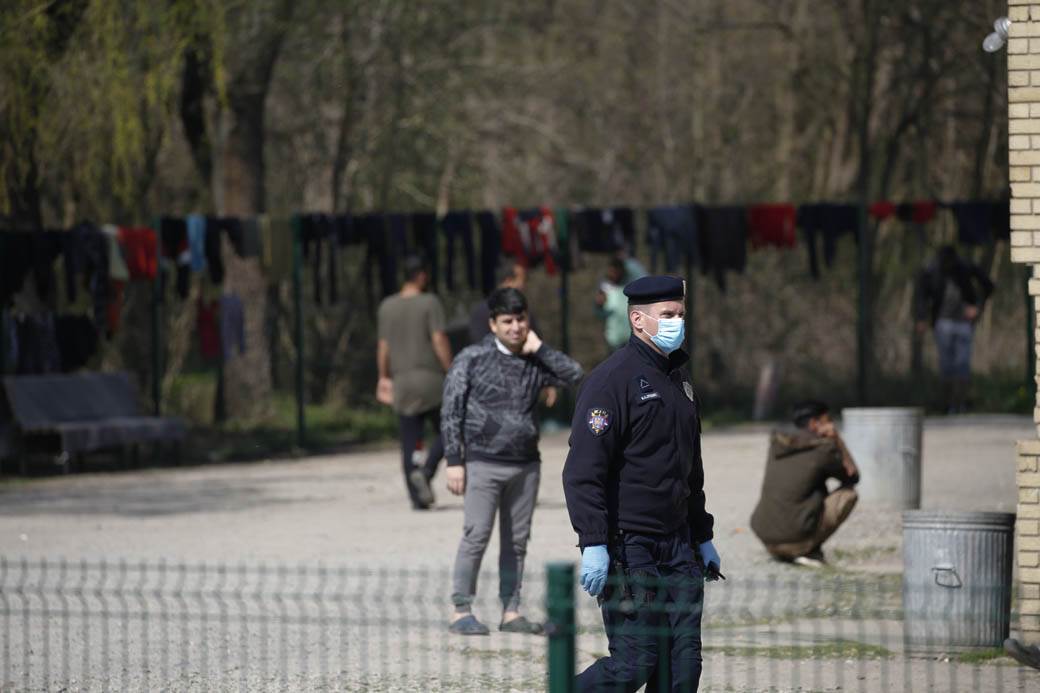  Desničari ispred migrantskog centra u Obrenovcu! (VIDEO) 