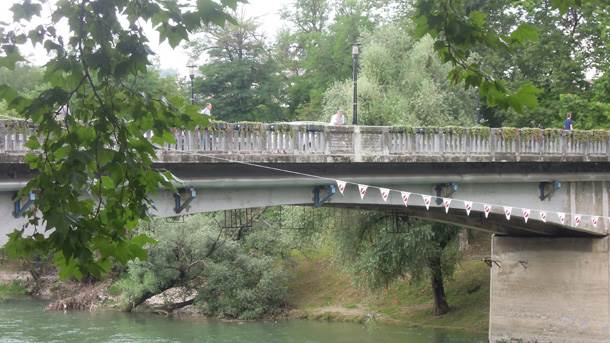  Drama kod Gradskog mosta: Muškarac skočio u Vrbas, spasili ga policajci 