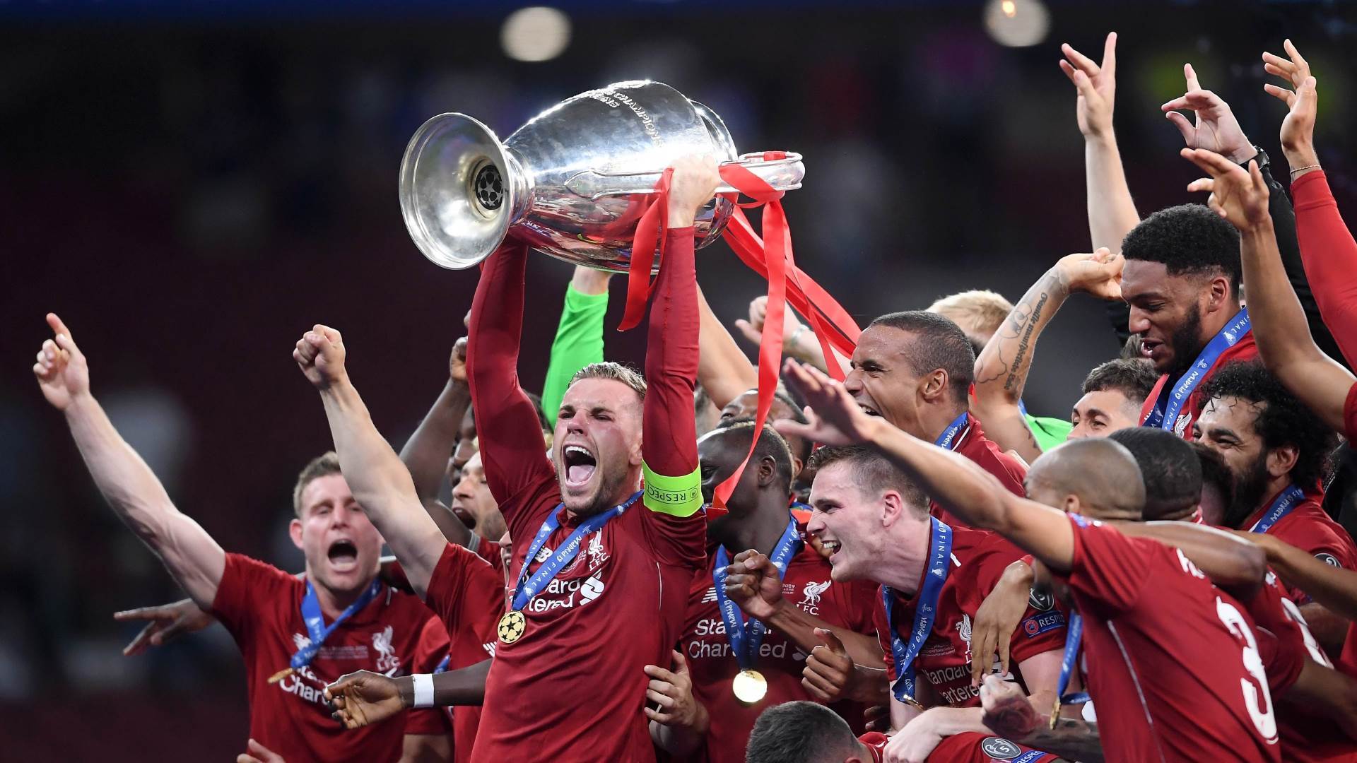  Liverpul-Dzordan-Henderson-bice-cudno-podici-trofej-Premijer-lige-pred-praznim-tribinama 