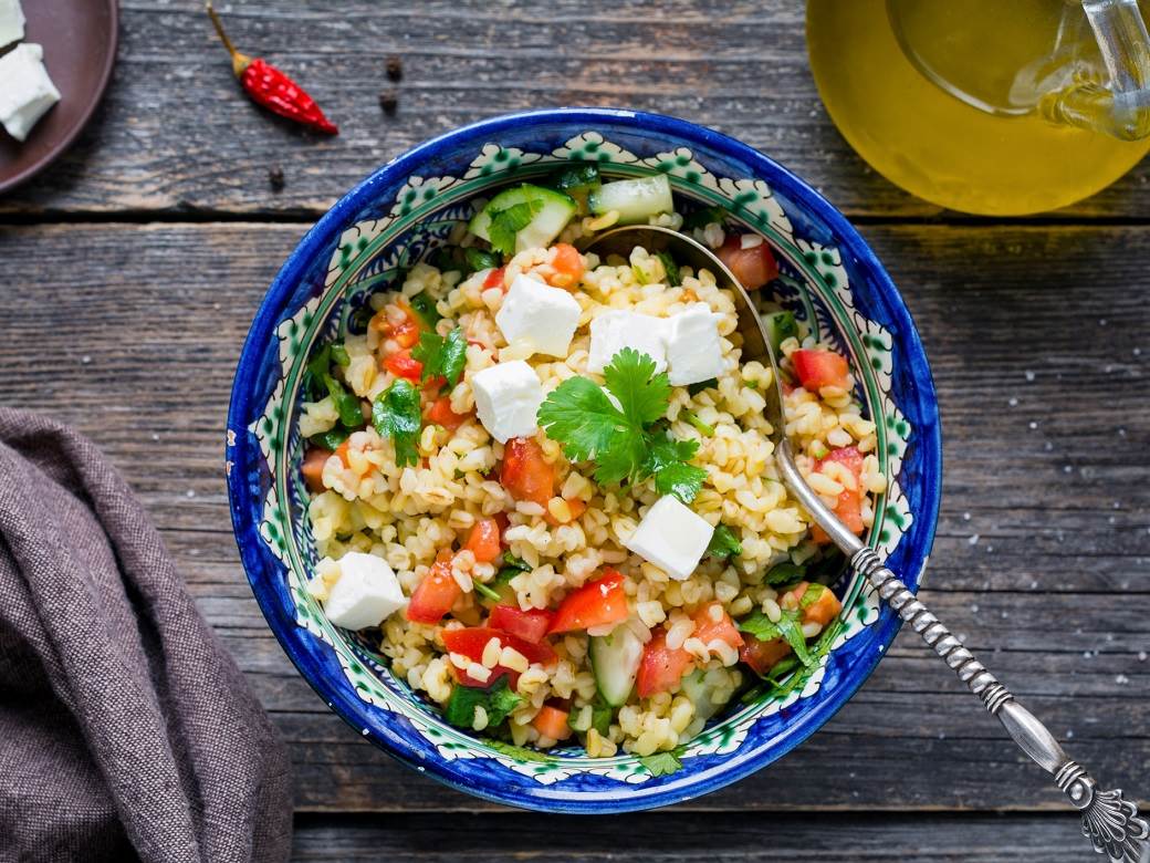  Sjajan recept za leto: Salata sa kus kusom, paradajzom i mocarelom 
