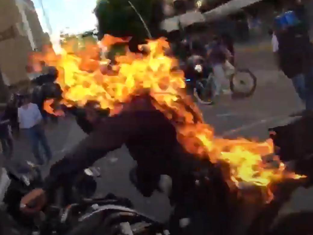  Zapalio policajca na protestu?! (VIDEO) 