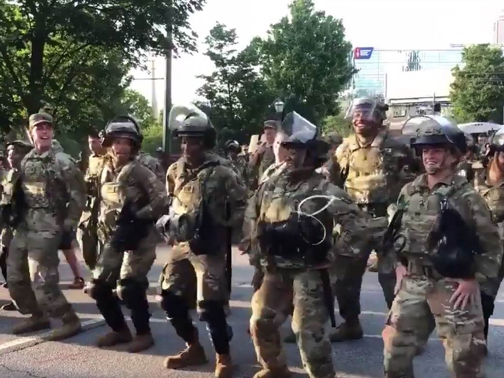  Snimak koji je oduševio svet: Vojska plesala "Makarenu" s demonstrantima! 