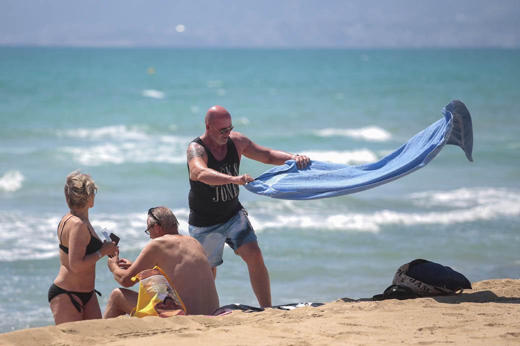  Srbi sletjeli u Grčku, svi odmah testirani! Umjesto na plažu - izolacija? 