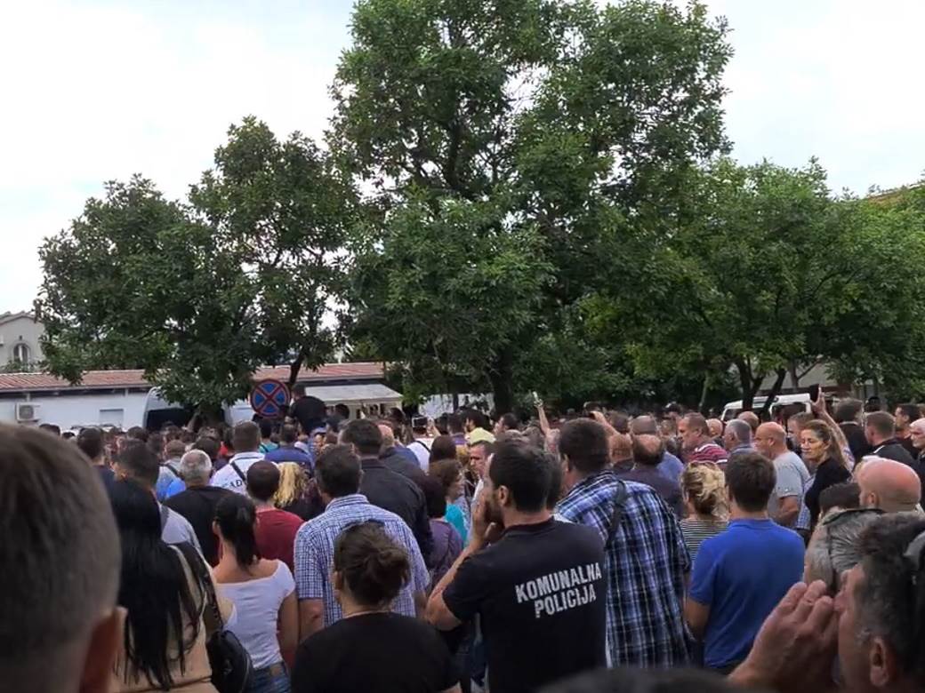  Sukob službi u Budvi: Komunalci i spasioci protiv policije! (VIDEO) 