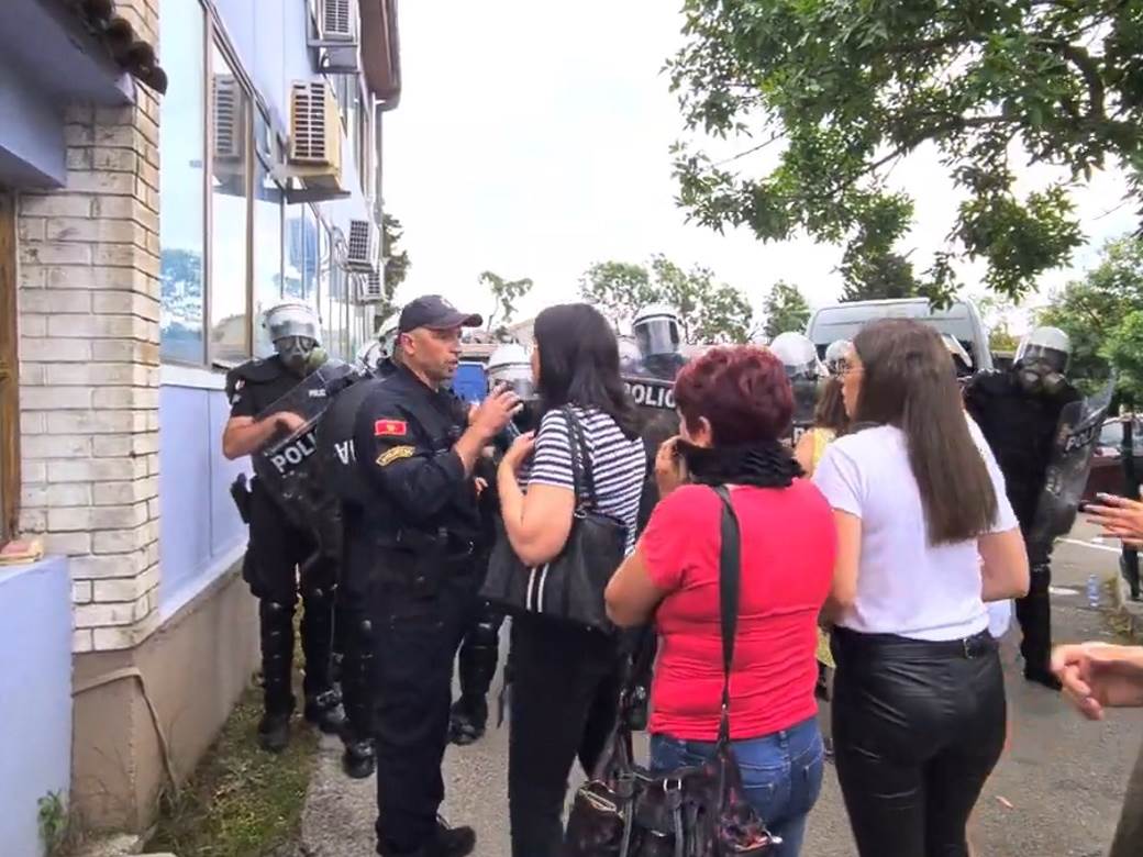  Novi incidenti u Budvi: Carević izbegao rukovanje, odbornici smirivali masu 
