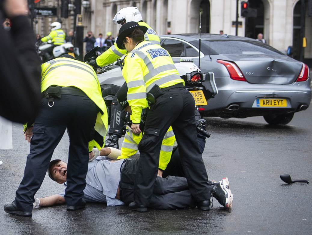  Boris Džonson učestvovao u udesu: Demonstrant istrčao ispred vozila (VIDEO) 