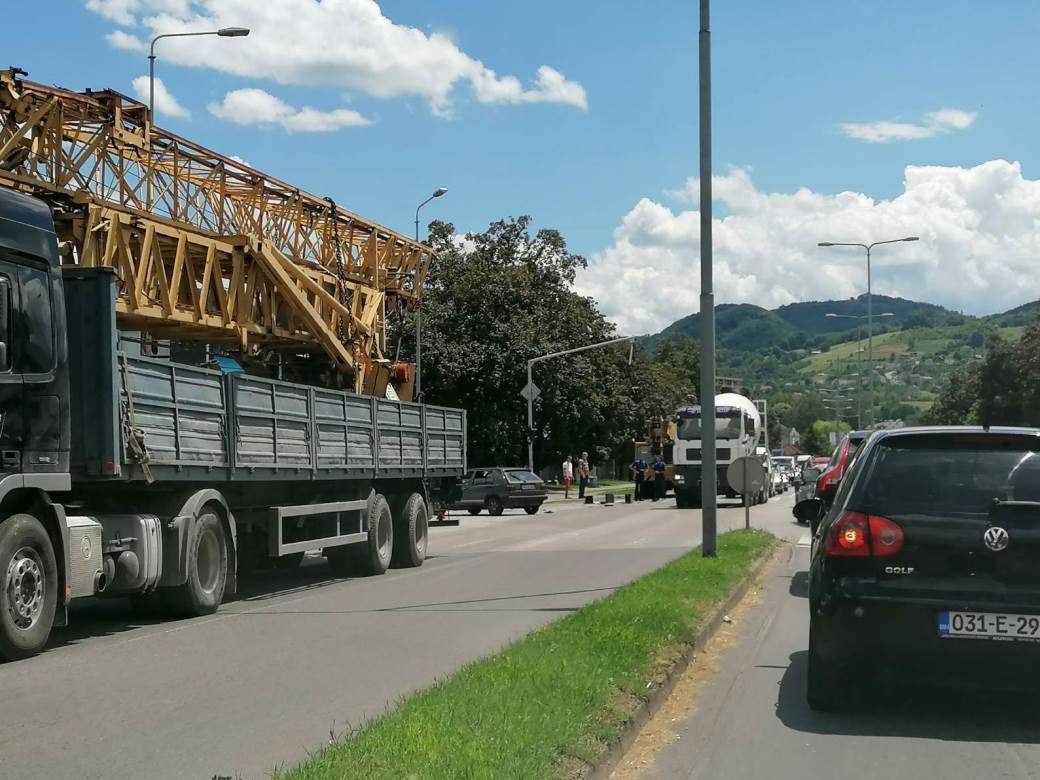  Kamion srušio semafor na istočnom tranzitu u Banjaluci (FOTO) 