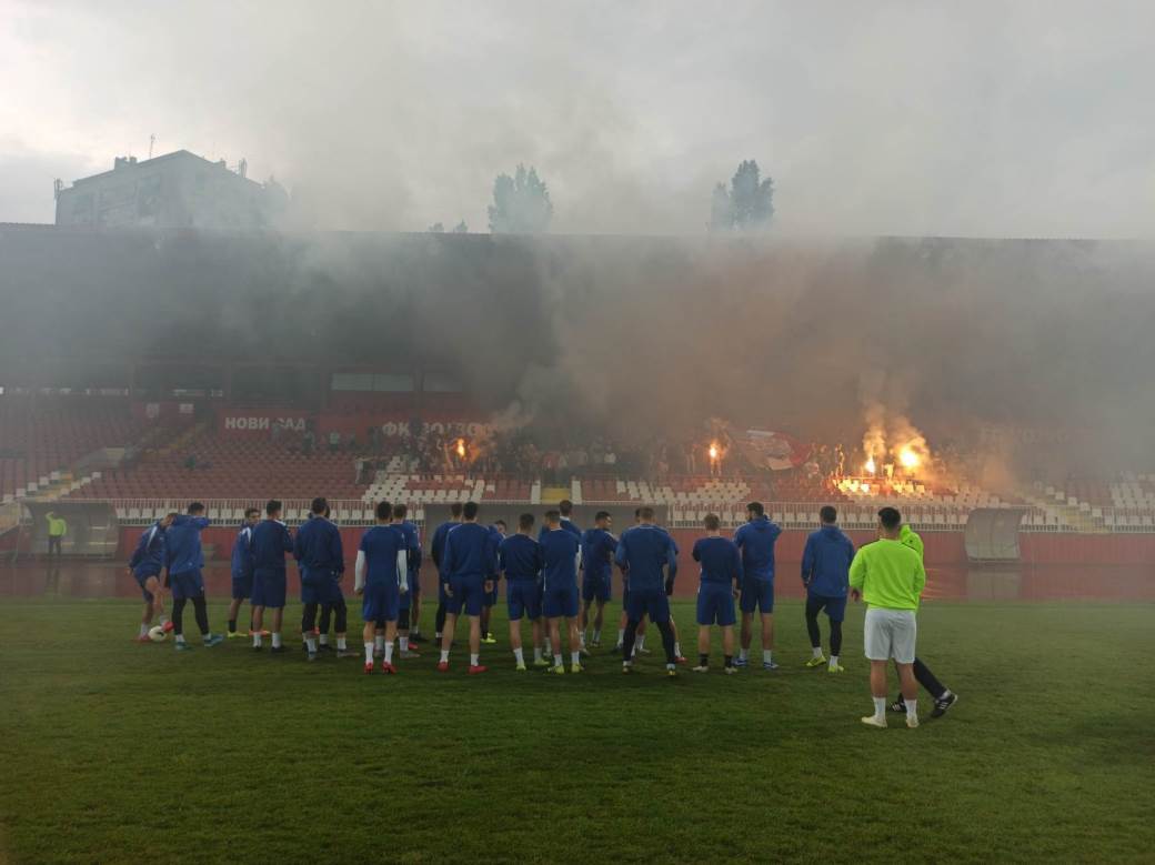  Navijači na treningu Vojvodine: Poruka ekipi, prozivke za crno-bele (VIDEO) 