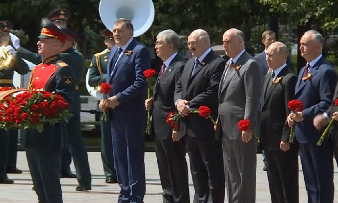  Putin, Dodik, Vučić i ostali državnici položili cvijeće na Spomenik heroja 