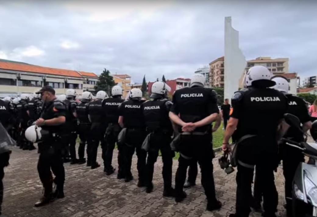  Budva: Policija bacila suzavac, uhapšen i gradonačelnik (VIDEO) 