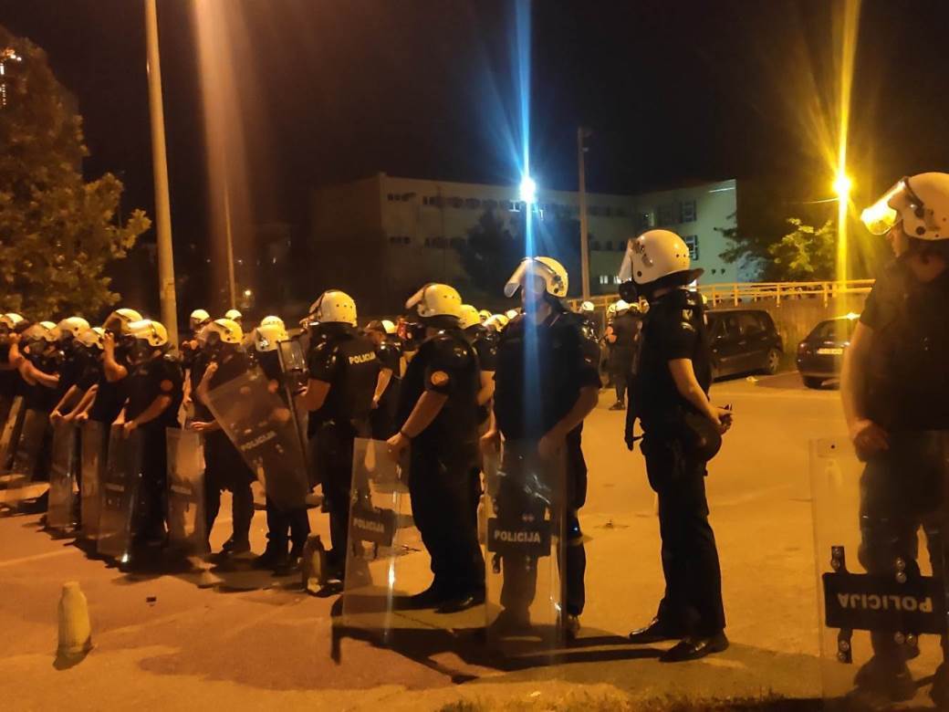  Vlada Crne Gore: Policijo, postupi po naređenju, ovo je podrivanje države! 