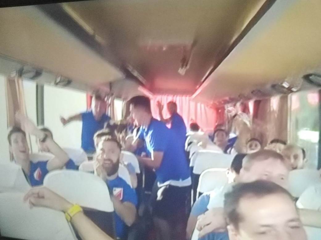  Vojvodina-slavlje-autobus-Ne-mogu-ti-nista-Lalate-pjevaju-fudbaleri 