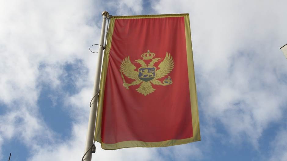  Crna Gora: Kapetan i deset vojnika predali oružje i otišli da glasaju 