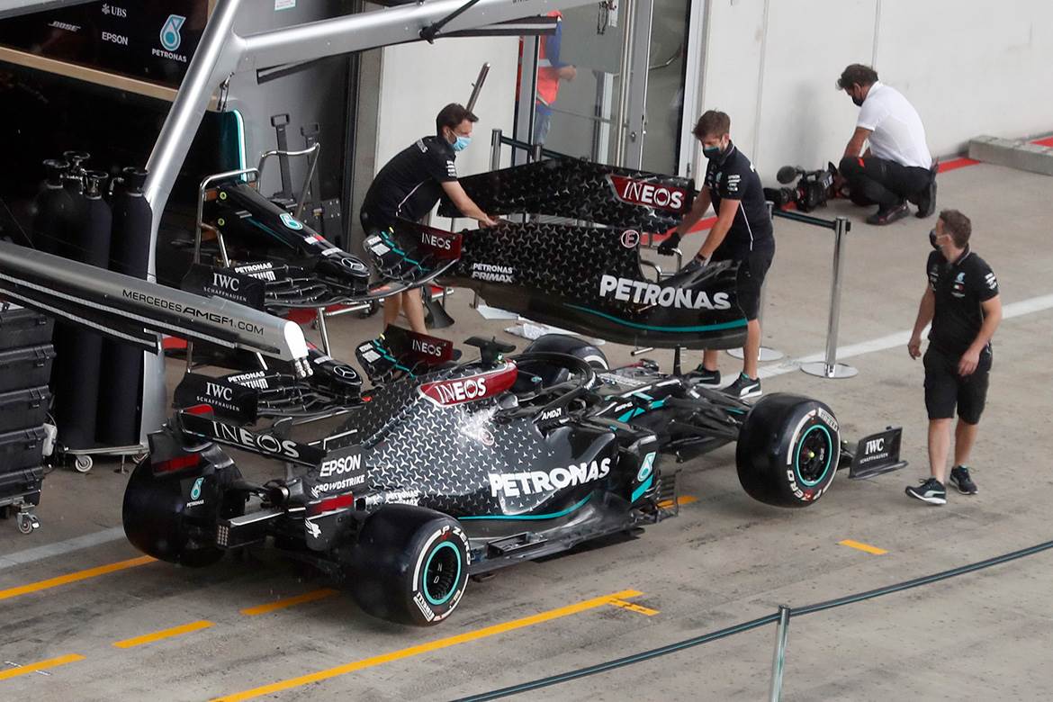  Varnice pred start Formule 1: Red Bul se žali na Mercedesove volane 
