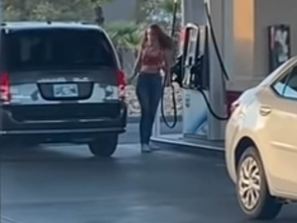  Djevojka je pokušala da sipa benzin, ono što se desilo je nasmijalo svijet! 