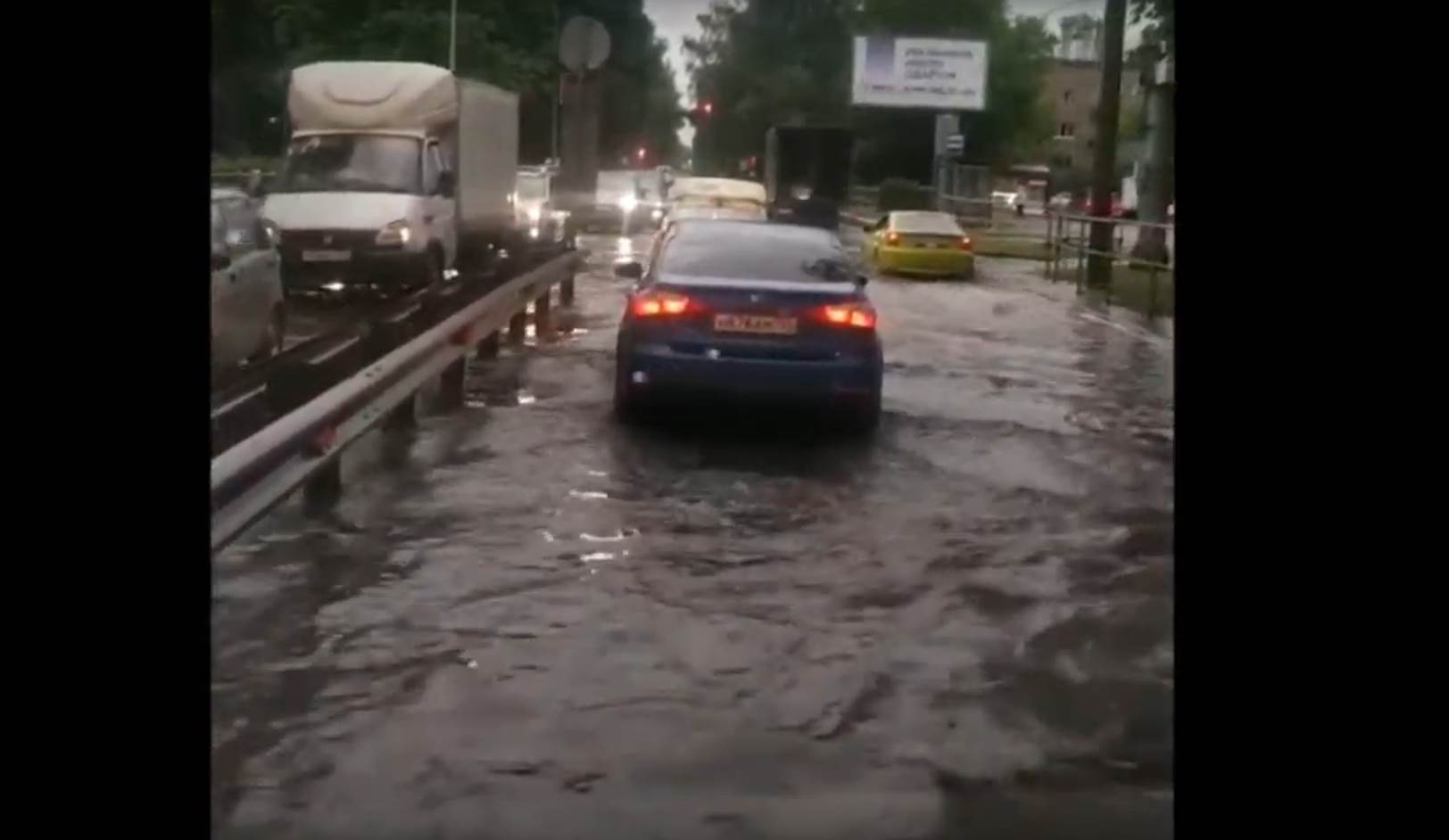  Oluja opustošila Moskvu: Padala stabla, ulice potopljene (VIDEO) 