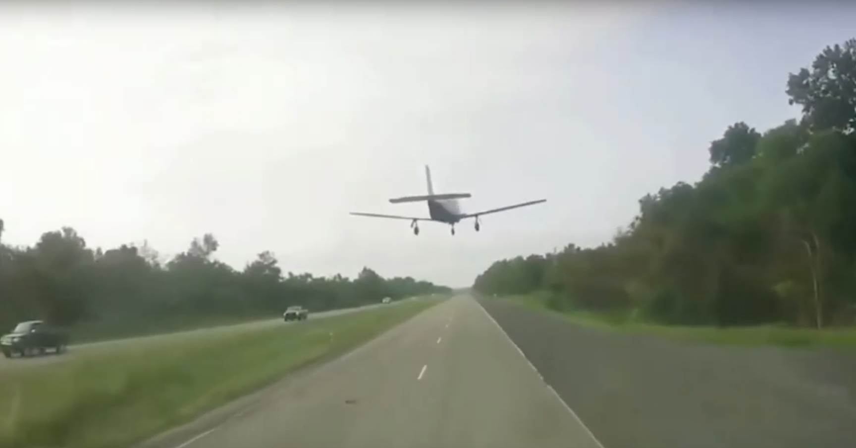  Pogledajte nevjerovatno slijetanje malog aviona na autoput 