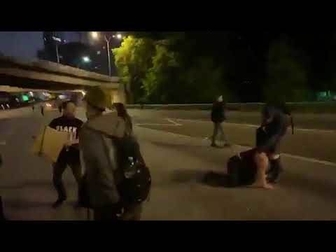  Jeziv snimak iz Sijetla: Auto prošao kroz barikade i pokosio demonstrante! 