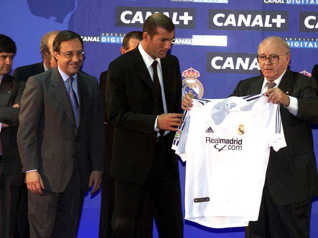  Zinedin-Zidan-potpis-za-Real-Madrid-na-danasnji-dan-2001.-godine 