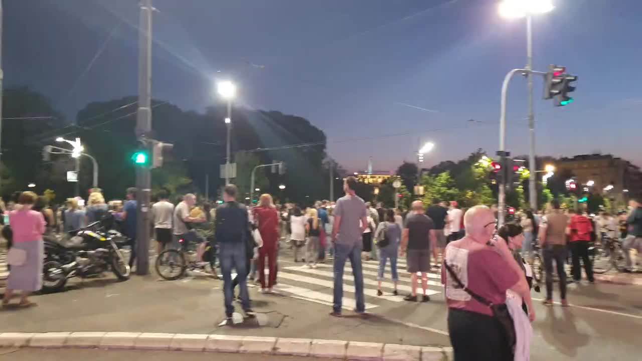  Protest u Beogradu: Baklje, suzavac, letjele i flaše... (VIDEO) 