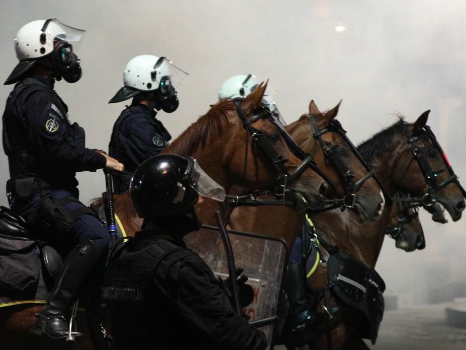  Policija razbila demonstracije konjima i suzavcem (FOTO, VIDEO) 
