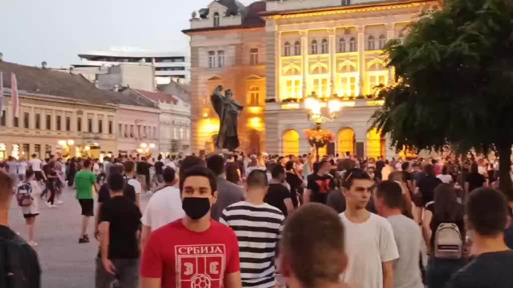  U Novom Sadu pale tenzije između policije i demonstranata (VIDEO) 