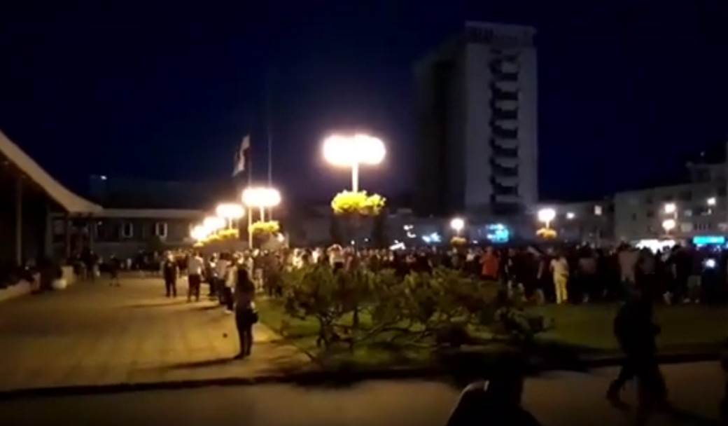  Neredi i u Kragujevcu: Bačen suzavac, kamenicama na policiju! 
