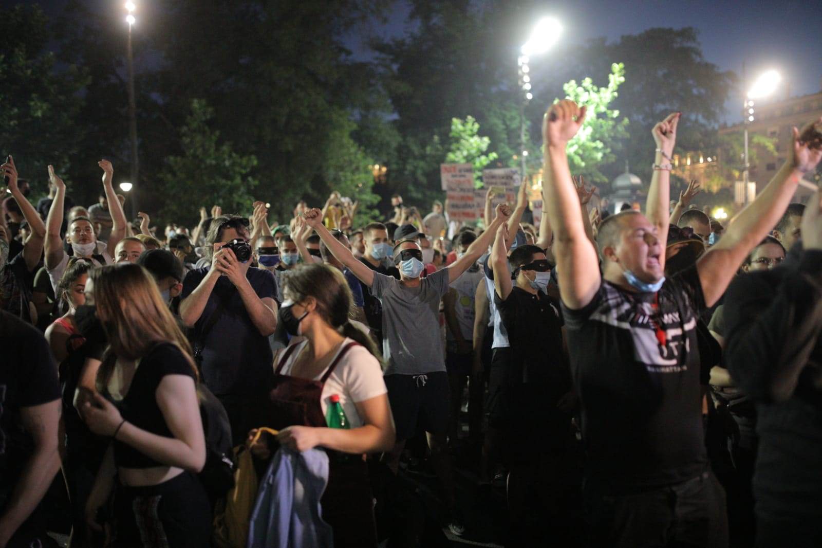  Protesti u Beogradu: Sjedeljka, sukobi, pa vatromet i kolce! (FOTO/VIDEO) 
