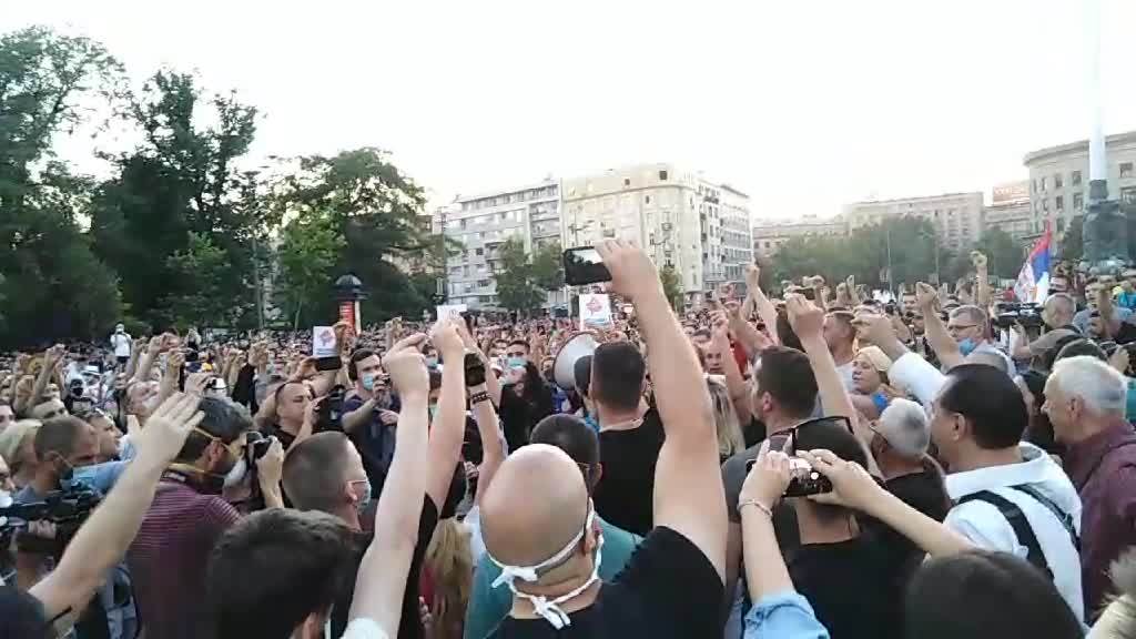  Vučić: Biće teško obuzdati epidemiju ako se protesti nastave 