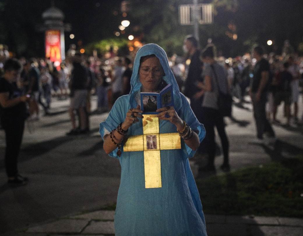  Ispred parlamenta i oltar: Molitva usred protesta u centru Beograda (FOTO) 