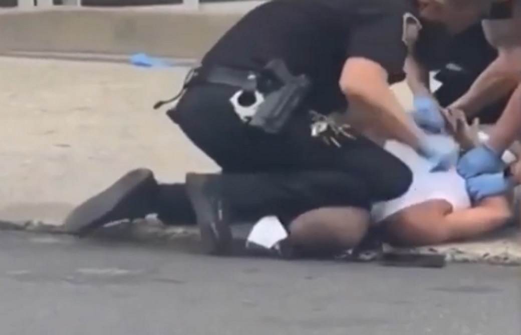 Novi snimak brutalnosti: Policajac "kleči" na glavi demonstranta! (VIDEO) 