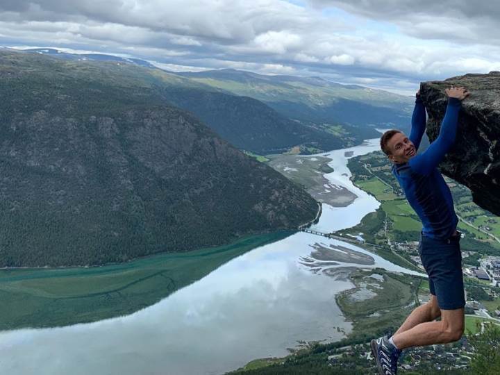  Fudbaler-AZ-Alkmara-Jonas-Svenson-vjezbao-na-litici 