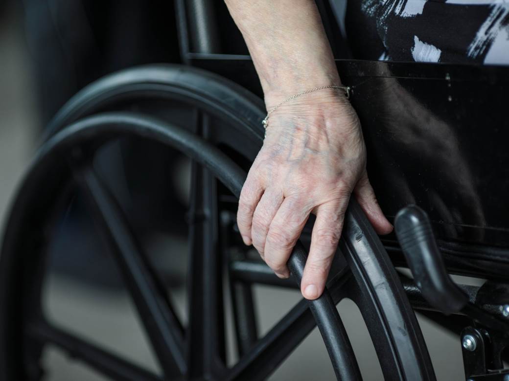  Kozarska Dubica: Oboren iz invalidskih kolica i teško povrijeđen 