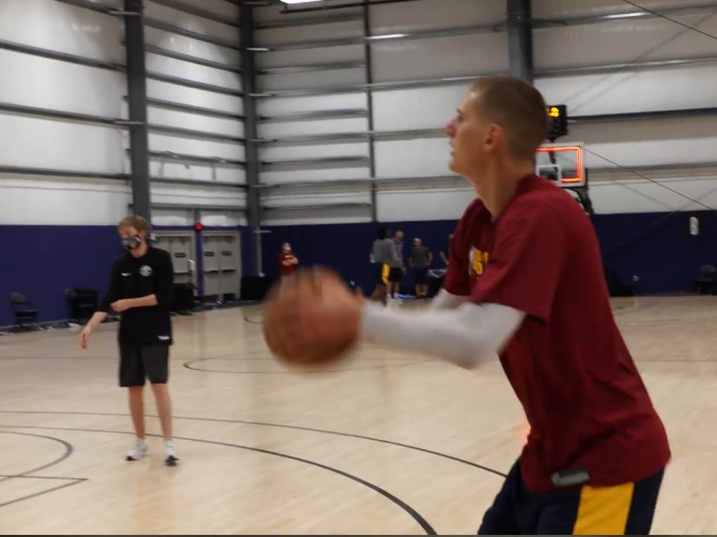  Nikola-Jokic-trening-sutira-trojke-na-treningu-ne-promasuje-video-snimak 