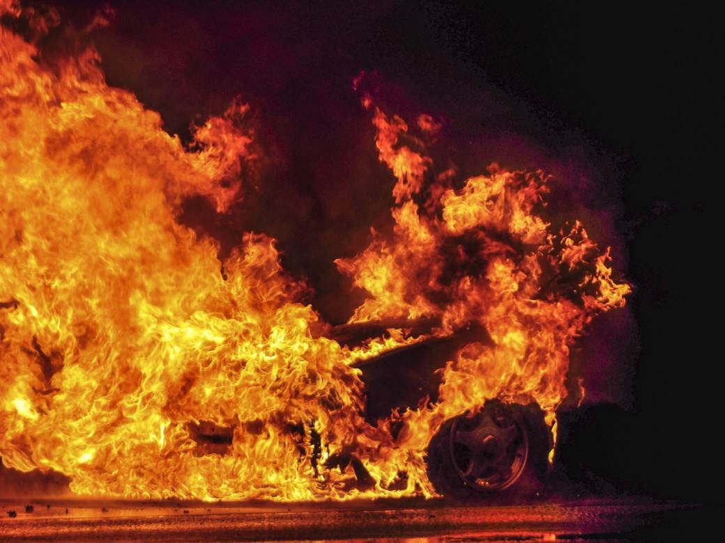  Tragedija na autoputu: Poginulo petoro djece, auto se prevrnuo i zapalio 