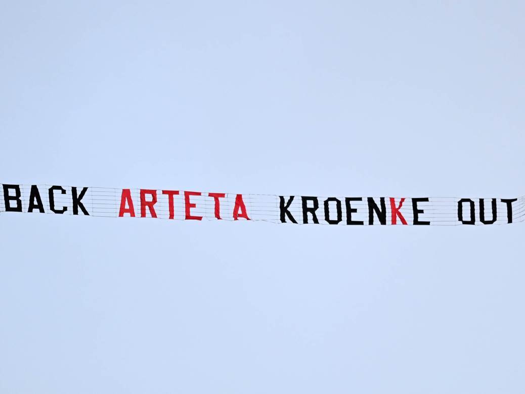  Avion poruka Krenke napolje pred meč Aston Vila - Arsenal 