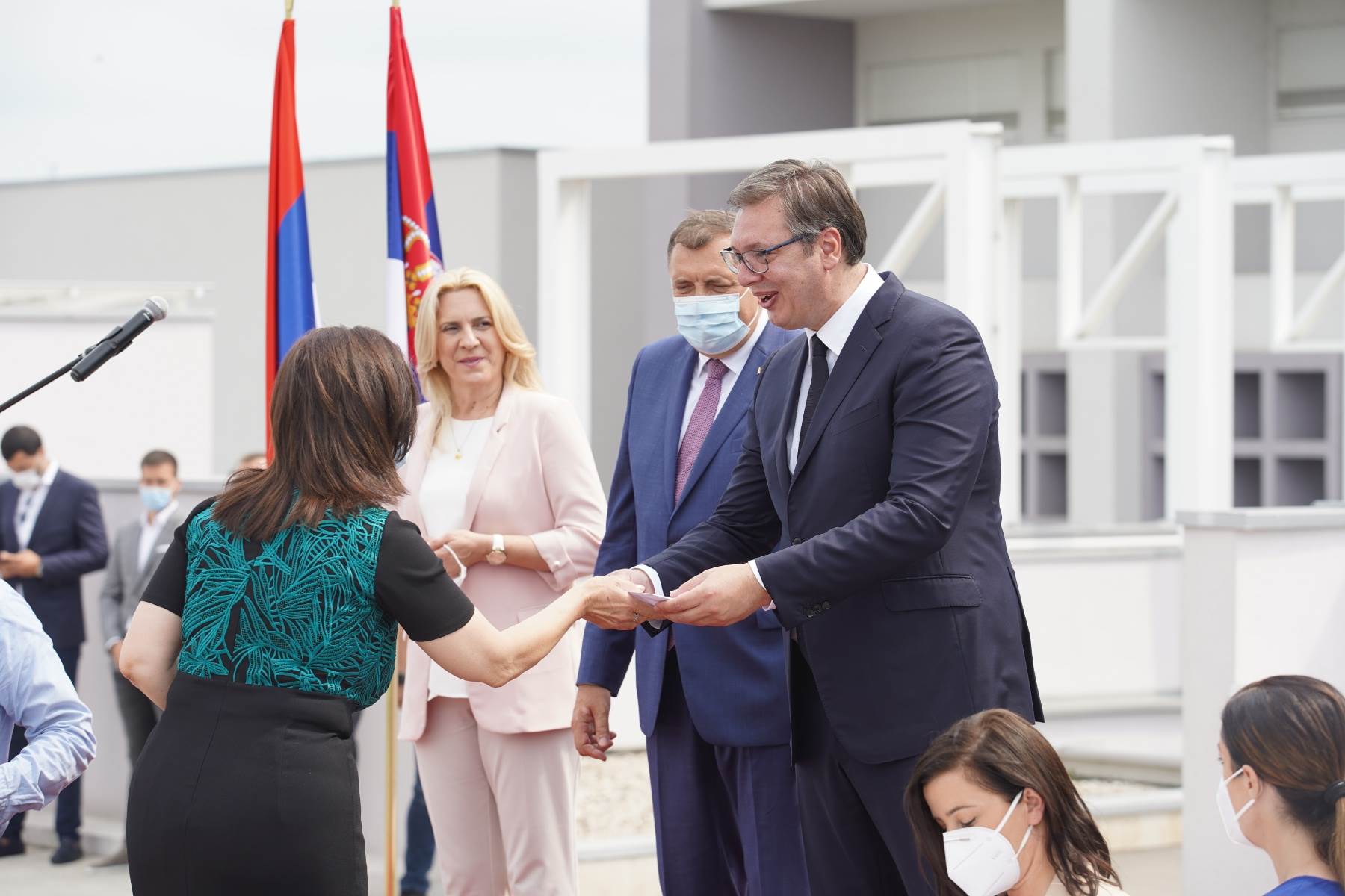 Dodik, Vučić, donacija Dodik, Vučić, donacija