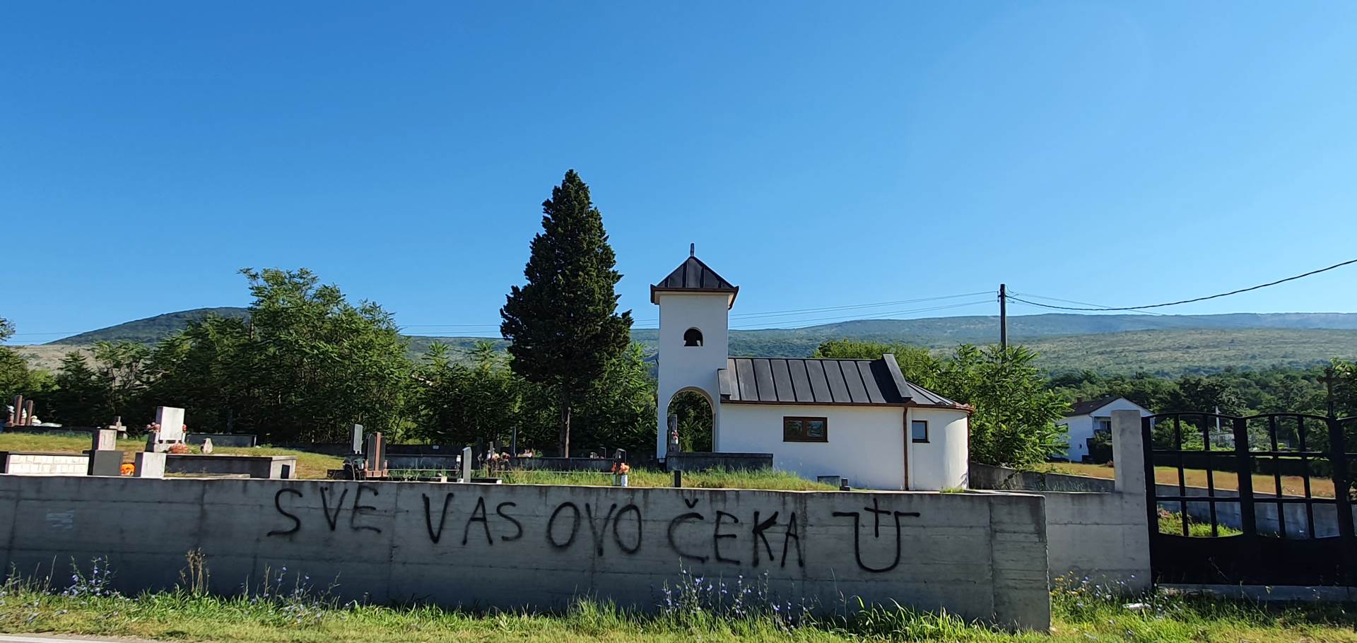  Ustaški simboli i prijetnje na pravoslavnom groblju u Širokom Brijegu 