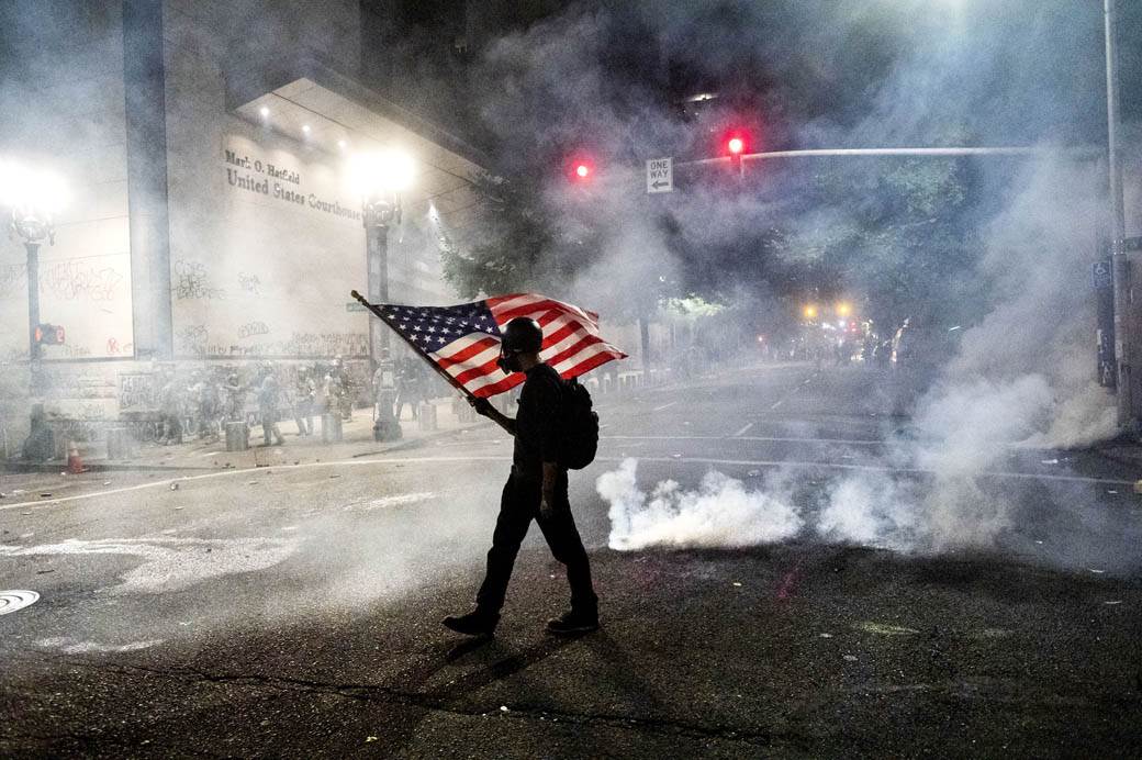 sad amerika portland protest američka zastava sad amerika portland protest američka zastava