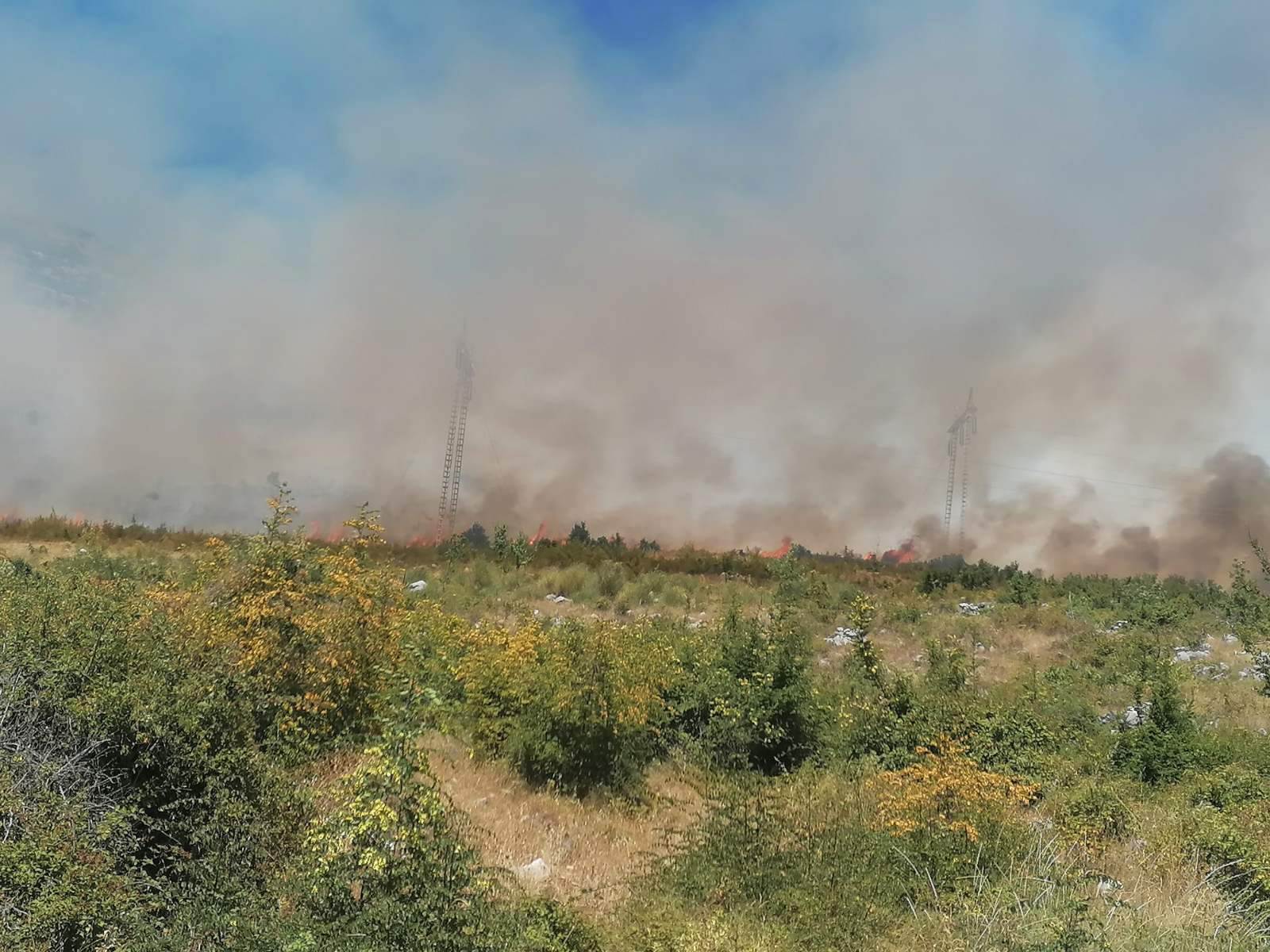  Hercegovina u plamenu: Požar se primakao kućama u okolini Trebinja 