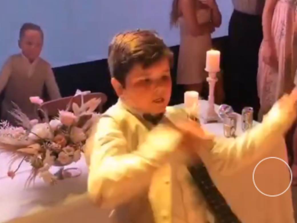  Zaboravite Majkla Džeksona! Klinac zaplesao na svadbi i oduševio! (VIDEO) 