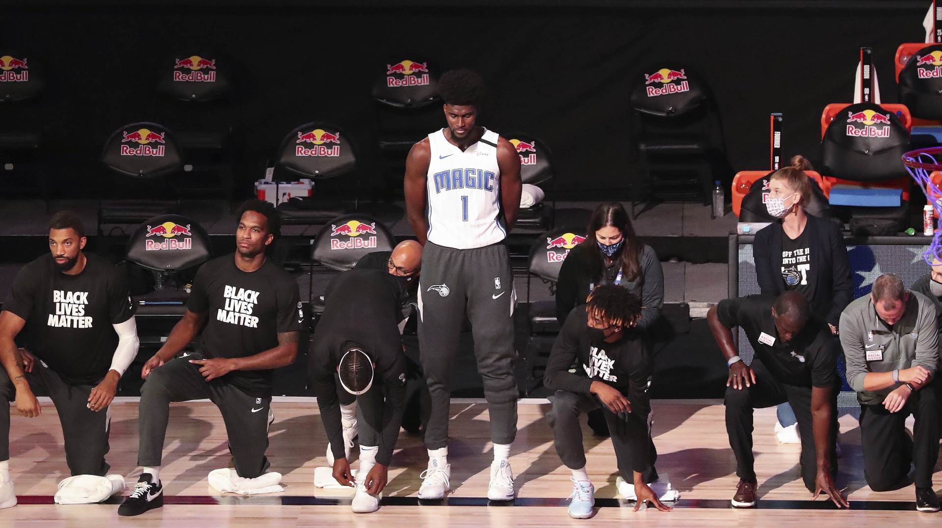  Fotografija o kojoj priča Amerika: NBA košarkaš nije hteo da kleči! (VIDEO) 